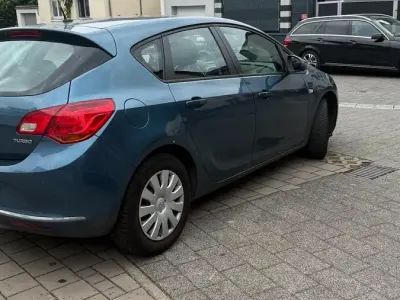 Gebraucht Opel Astra 140 PS (102 kW) 2015 Blau Limousine
