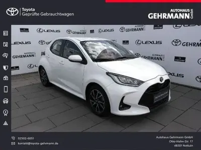 Gebraucht Toyota Yaris Basis 116 PS (85 kW) 2022 Schneeweiß Kleinwagen
