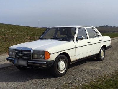 Gebraucht Mercedes 230 109 PS (80 kW) 1977 Weiß Limousine