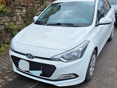 Gebraucht Hyundai i20 75 PS (55 kW) 2016 Weiß Limousine