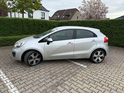 Second-hand Kia Rio Spirit 90 CP (66 kW) 2012 Argintiu Berlinǎ