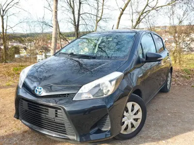 Begagnad Toyota Yaris Hybrid 101 HK (74 kW) 2013 Svart Halvkombi