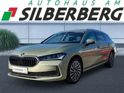 Gebraucht Skoda Superb LAURIN & KLEMENT 150 PS (110 kW) 2025 Ice tea beige metallic Kombi