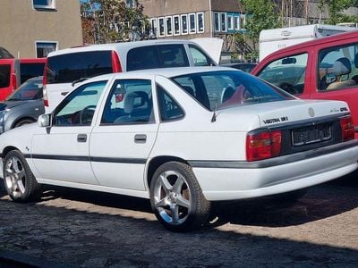 Begagnad Opel Vectra 90 HK (66 kW) 1995 Vit Sedan