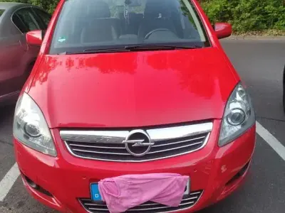 Używany Opel Zafira Family 116 KM (85 kW) 2011 Czerwony Minivan