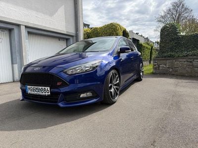 Usata Ford Focus Sport 250 CV (183 kW) 2017 Blu Berlina