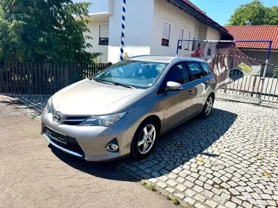 Gebraucht Toyota Auris 90 PS (66 kW) 2013 Gold Limousine