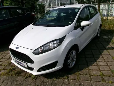 Gebraucht Ford Fiesta Trend 101 PS (74 kW) 2017 Frostweiß Kleinwagen