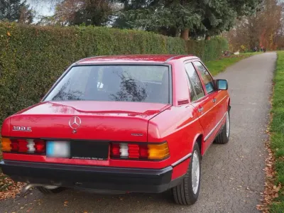Brugt Mercedes 190 122 HK (89 kW) 1985 Rød Sedan