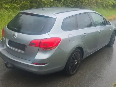Używany Opel Astra 116 KM (85 kW) 2011 Szary Kombi