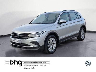 Reflexsilber metallic Gebraucht 2023 VW Tiguan Life SUV | 28.820 € (Superpreis)
