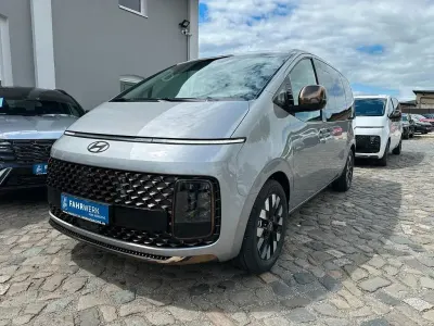 Neu Hyundai Staria Signature 224 PS (164 kW) 2025 Silber Van / Kleinbus