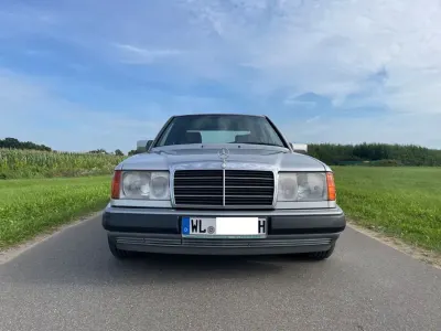 Second-hand Mercedes E300 179 CP (131 kW) 1992 Argintiu Berlinǎ