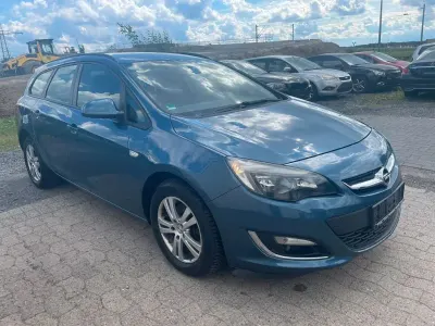 Gebraucht Opel Astra Edition 110 PS (80 kW) 2013 Blau Kombi
