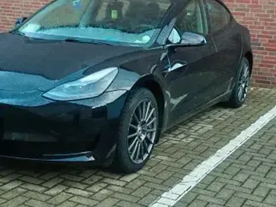 Käytetty Tesla Model 3