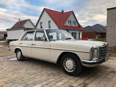 Second-hand Mercedes 200 55 CP (40 kW) 1974 Alb Berlinǎ