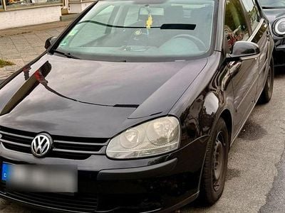 Schwarz Gebraucht 2004 VW Golf V Kleinwagen | 2.500 € (Fairer Preis)