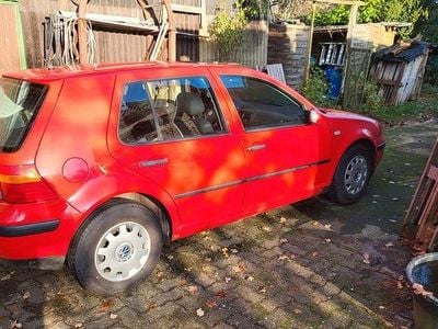 Rot Gebraucht 2000 VW Golf Basis Limousine | 650 € (Guter Preis)