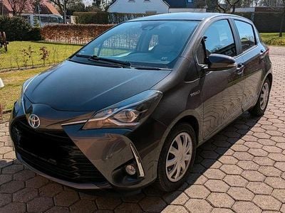 Gebraucht Toyota Yaris Hybrid Comfort 100 PS (73 kW) 2017 Grau Kleinwagen
