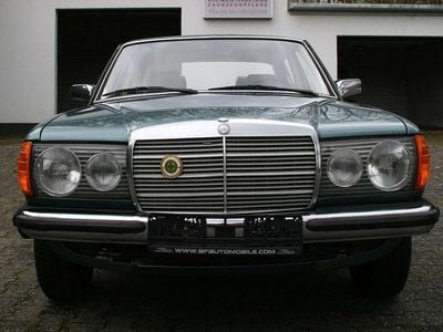 Gebraucht Mercedes E230 136 PS (100 kW) 1981 Grün Limousine