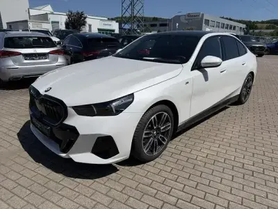 Gebraucht BMW 520 M Sport 197 PS (144 kW) 2024 Mineralweiss metallic Limousine