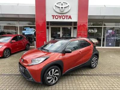 Gebraucht Toyota Aygo X Design 72 PS (52 kW) 2025 Chili red perleffekt/ night sky black SUV