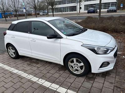 Gebraucht Hyundai i20 Advantage 101 PS (74 kW) 2020 Weiß Kleinwagen