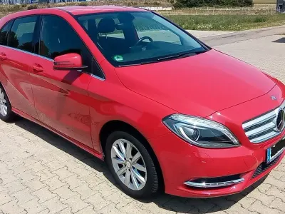 Gebraucht Mercedes B180 122 PS (89 kW) 2014 Rot Kleinwagen
