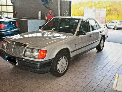 Gebraucht Mercedes E230 132 PS (97 kW) 1986 Silber Limousine