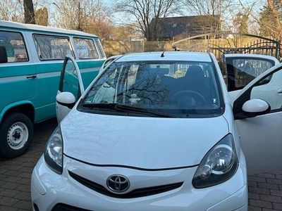 Gebraucht Toyota Aygo 68 PS (50 kW) 2012 Weiß Kleinwagen
