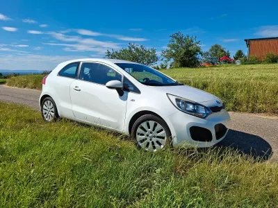Gebraucht Kia Rio Edition 7 86 PS (63 kW) 2013 Weiß Kleinwagen