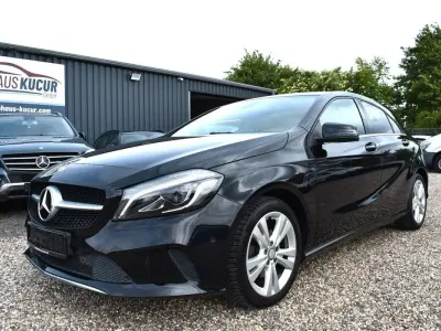 Gebraucht Mercedes A180 Urban 122 PS (89 kW) 2017 Kosmosschwarz Kleinwagen
