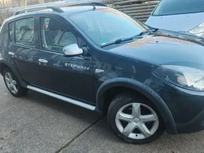 Używany Dacia Sandero Stepway 84 KM (61 kW) 2012 Szary Sedan/Limuzyna