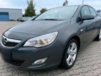 Używany Opel Astra 116 KM (85 kW) 2009 Szary Sedan/Limuzyna