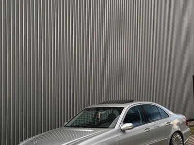 Usata Mercedes E500 AMG 306 CV (225 kW) 2003 Argento Berlina