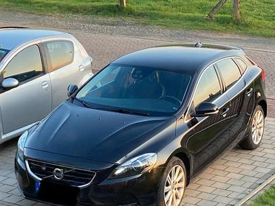Schwarz Gebraucht 2016 Volvo V40 Kleinwagen | 9.500 € (Fairer Preis)