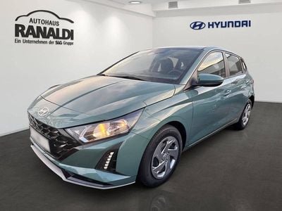 Gebraucht Hyundai i20 Select 101 PS (74 kW) 2025 Mangrove green (gruen) Kleinwagen