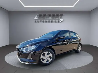 Neu Hyundai i20 Select 101 PS (74 kW) 2025 Aurora grey Limousine