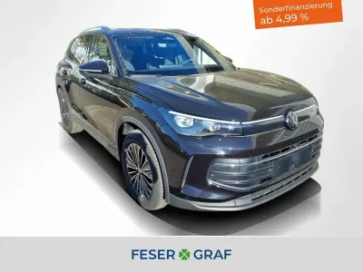 Gebraucht VW Tiguan Life 193 PS (141 kW) 2024 Deep black perleffekt SUV