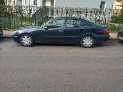 Second-hand Mercedes E200 163 CP (119 kW) 2004 Negru Berlinǎ