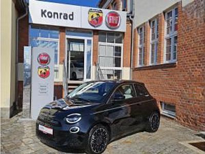 Neu Fiat 500e La Prima 86 kW (118 PS) 2025 Grün (ozean grün) Limousine