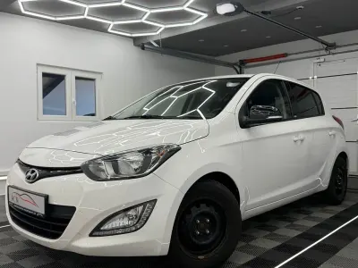 Gebraucht Hyundai i20 Edition 86 PS (63 kW) 2014 Pure white / sol Kleinwagen