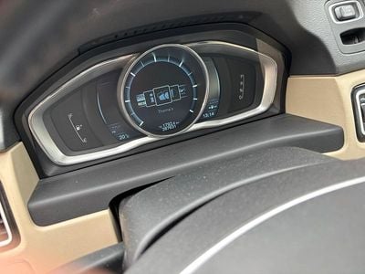 Second-hand Volvo V70 Momentum 181 CP (133 kW) 2014 Negru Break