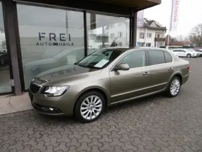 Gebraucht Skoda Superb Exclusive 160 PS (117 kW) 2015 Grün Limousine