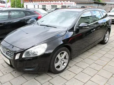 Gebraucht Volvo V60 Momentum 215 PS (158 kW) 2013 Emberblack Kombi