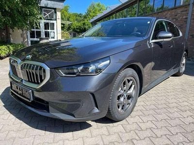 Gebraucht BMW 520 Sport Line 190 PS (139 kW) 2024 Sophistograu brillanteffekt me Limousine