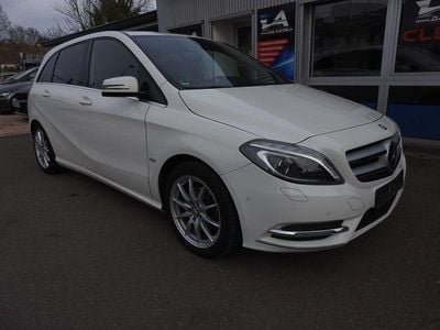 Gebraucht Mercedes B180 AMG Edition 1 122 PS (89 kW) 2013 Weiß Van / Kleinbus
