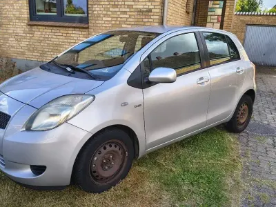 Gebraucht Toyota Yaris 90 PS (66 kW) 2006 Silber Limousine