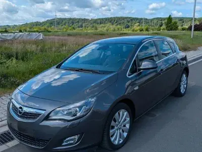Używany Opel Astra Innovation 140 KM (102 kW) 2011 Szary Sedan/Limuzyna