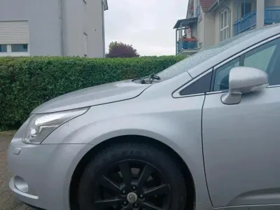 Gebraucht Toyota Avensis 150 PS (110 kW) 2009 Silber Kombi